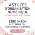 Femme assise à un bureau avec un ordinateur, souriant, tout en organisant ses emails.
