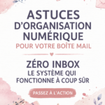Femme assise à un bureau avec un ordinateur, souriant, tout en organisant ses emails.