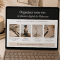 Femme utilisant un planner numérique sur sa tablette, planifiant sa journée avec un sourire.