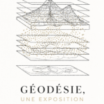 Affiche de l'exposition Géodesia au Beware Magazine, arborant des œuvres colorées et contemporaines
