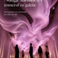 Installation immersive de lumière dans une galerie d'art, offrant une expérience sensorielle unique.
