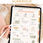 Femme utilisant un outil de planification digitale sur sa tablette