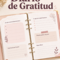 Femme écrivant dans son journal de gratitude avec un sourire chaleureux.